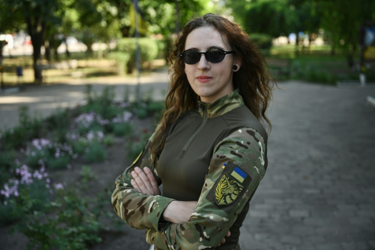 Viktoria, pilote de drone et militante des droits LGBT+, pose dans un endroit non divulgué, en Ukraine, le 6 juin 2026 ( AFP / Genya SAVILOV )