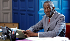 Le maire LFI de Saint-Denis, Bally Bagayoko, pose à l'Hôtel de ville de Saint-Denis le 1er avril 2026 ( AFP / GEOFFROY VAN DER HASSELT )