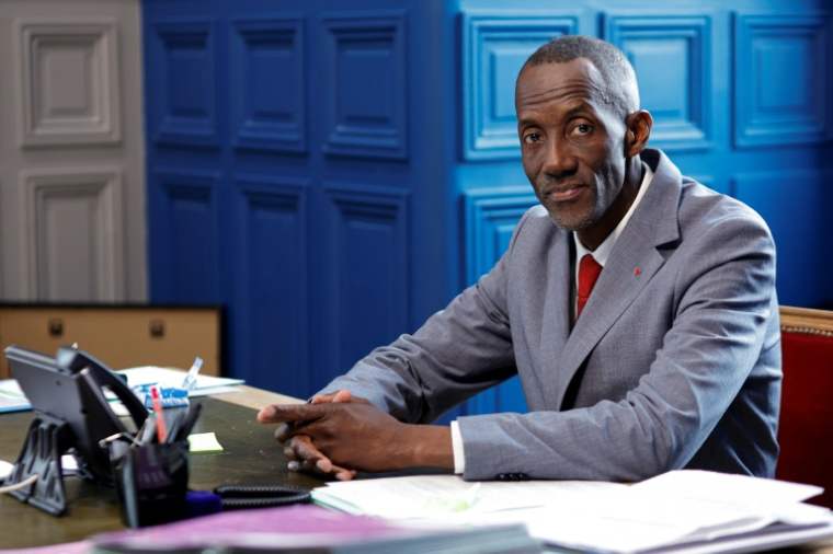 Le maire LFI de Saint-Denis, Bally Bagayoko, pose à l'Hôtel de ville de Saint-Denis le 1er avril 2026 ( AFP / GEOFFROY VAN DER HASSELT )
