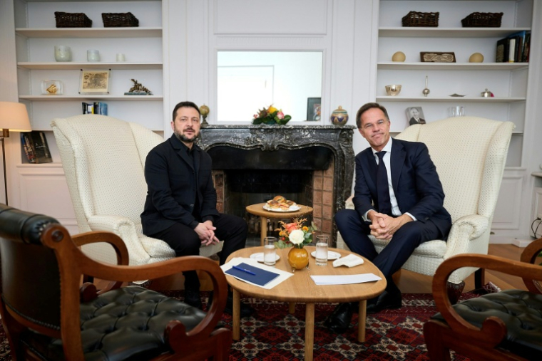 Photo diffusée par le service de presse de la présidence ukrainienne le 15 octobre 2026 montrant le président ukrainien Volodymyr Zelensky (g) et le secrétaire général de l'Otan Mark Rutte lors d'une rencontre en marge d'un sommet de l'UE à Bruxelles ( Service de presse de la présidence ukrainienne / Handout )