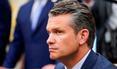 Le secrétaire américain à la Défense Pete Hegseth dans le Bureau ovale de la Maison Blanche à Washington, D.C.