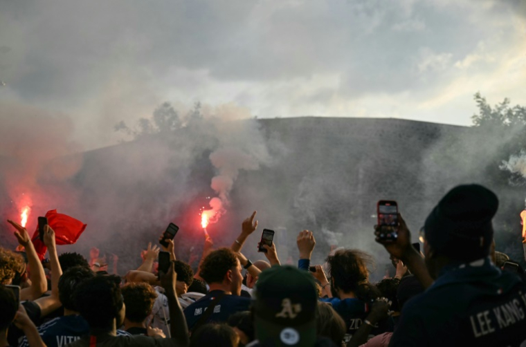 Des supporters du Paris Saint-Germain se rassemblent devant le Parc des Princes à Paris avant la finale de la Ligue des Champions entre le PSG et l'Inter Milan jouée à Munich (Allemagne) le 31 mai 2025. ( AFP / Hugo MATHY )