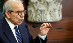 Image fournie par la présidence libanaise du Premier ministre libanais Nawaf Salam devant la presse à Baabda, près de Beyrouth, le 5 août 2025 ( Lebanese Presidency / - )
