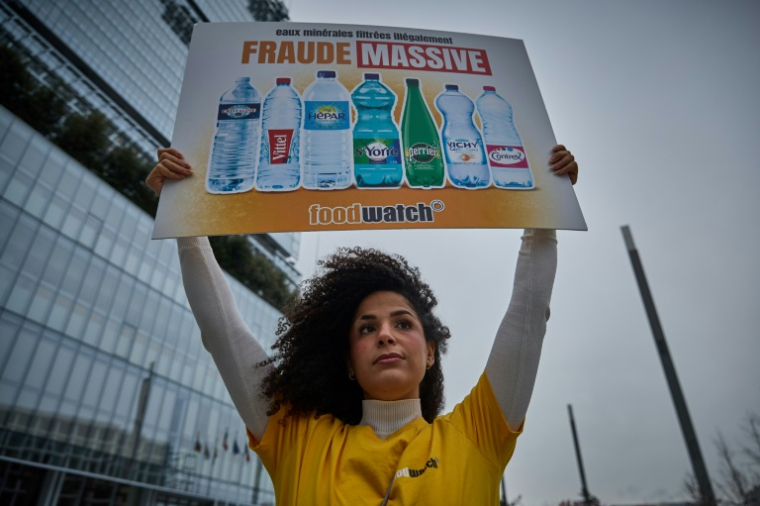Manifestation de l'ONG Foodwatchle 21 février 2024 le Palais de Justice de Paris suite à la plainte contre Nestle Waters. ( AFP / Kiran RIDLEY )