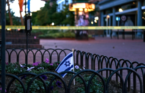 Un drapeau israélien près d'un cordon policier sur les lieux d'une attaque contre des manifestants pour la libération d'otages israéliens retenus à Gaza, sur Pearl Street à Boulder, le 1er juin 2025 dans le Colorado ( AFP / Eli Imadali )