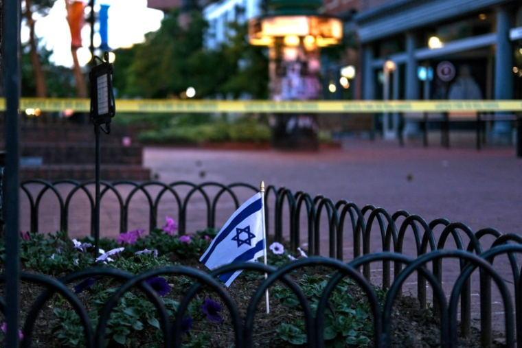 Un drapeau israélien près d'un cordon policier sur les lieux d'une attaque contre des manifestants pour la libération d'otages israéliens retenus à Gaza, sur Pearl Street à Boulder, le 1er juin 2025 dans le Colorado ( AFP / Eli Imadali )