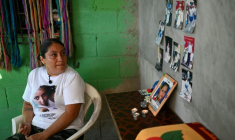 Tomasa Lopez, à côté d'un autel dédié à sa fille Kathya, disparue en 2016 à l'âge de 16 ans, le 20 mars 2026 à Mejicanos, au Salvador ( AFP / STRINGER )