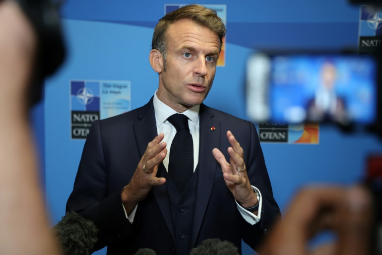 Le président français Emmanuel Macron s'adresse aux médias lors du sommet de l'Otan à La Haye, le 25 juin 2025 aux Pays-Bas ( AFP / Ludovic MARIN )