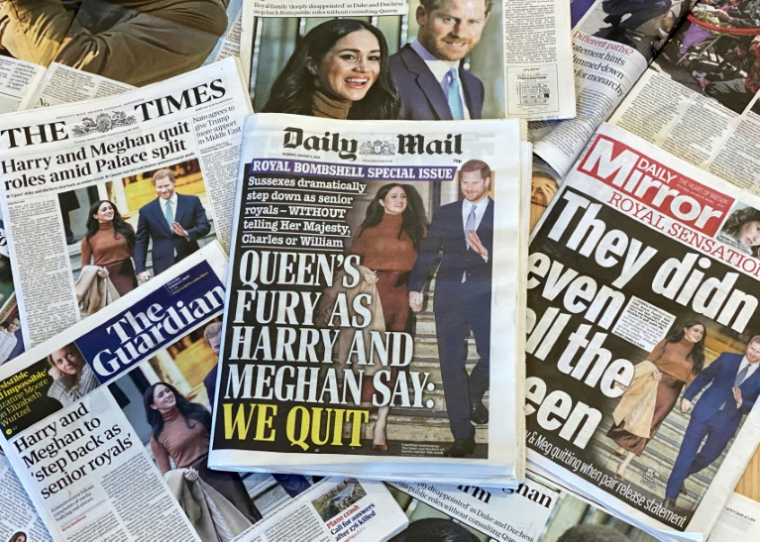 Des quotidiens britanniques photographiés à Londres le 9 janvier 2020 montre les gros titres rapportant que le prince Harry, duc de Sussex, et son épouse Meghan, duchesse de Sussex, envisagent de renoncer au rôle de membres seniors de la famille royale ( AFP / Daniel LEAL )