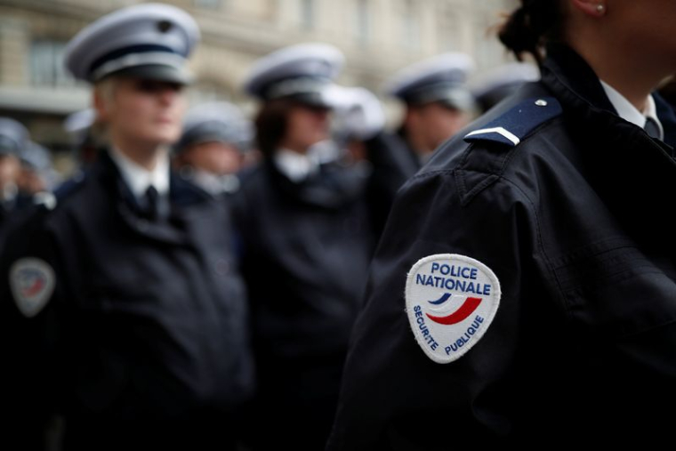 Des policiers français sont au garde-à-vous lors d'une cérémonie à la préfecture de police de Paris