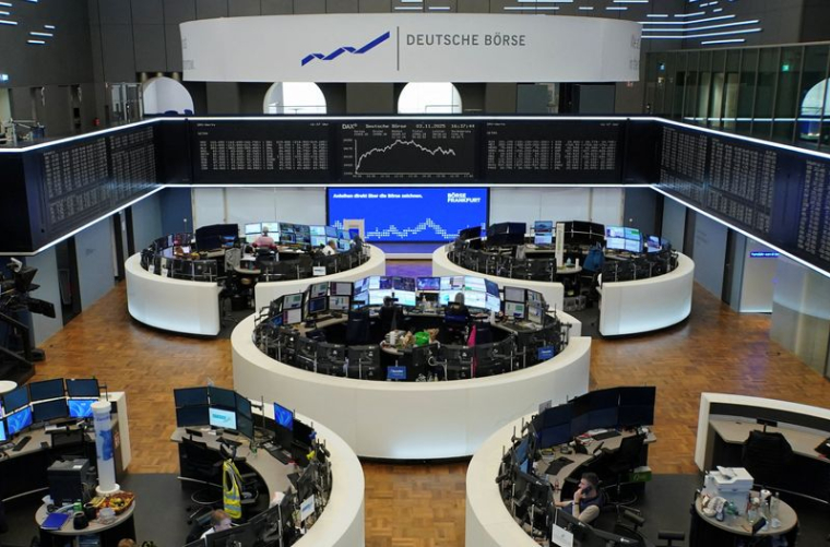 Le graphique de l'indice boursier allemand DAX est affiché à la bourse de Francfort.