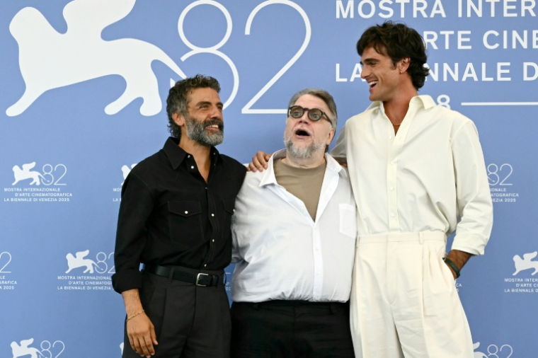 Le réalisateur mexicain Guillermo del Toro entouré des acteurs Oscar Isaac (gauche) et Jacob Elordi (droite) lors de la présentation du film "Frankenstein" à la Mostra de Venise le 30 août 2025 ( AFP / Stefano RELLANDINI )