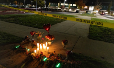 Des bougies et des fleurs déposées à la mémoire des victimes de la tuerie de l'école primaire Silver Rail à Bend (Etats-Unis) le 15 octobre 2026 ( AFP / Payton Bruni )
