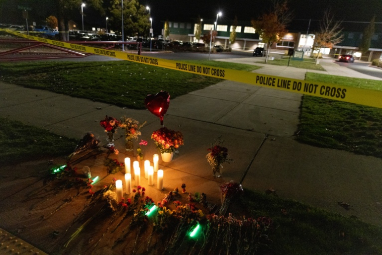 Des bougies et des fleurs déposées à la mémoire des victimes de la tuerie de l'école primaire Silver Rail à Bend, aux États-Unis, le 15 octobre 2026  ( AFP / Payton Bruni )