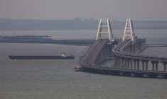 Un cargo navigue à côté du pont de Crimée dans le détroit de Kertch