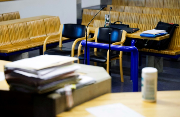 Une barre et un micro dans une salle d'audience du palais de justice de Bobigny, le 15 janvier 2024 en Seine-Saint-Denis ( AFP / Ludovic MARIN )