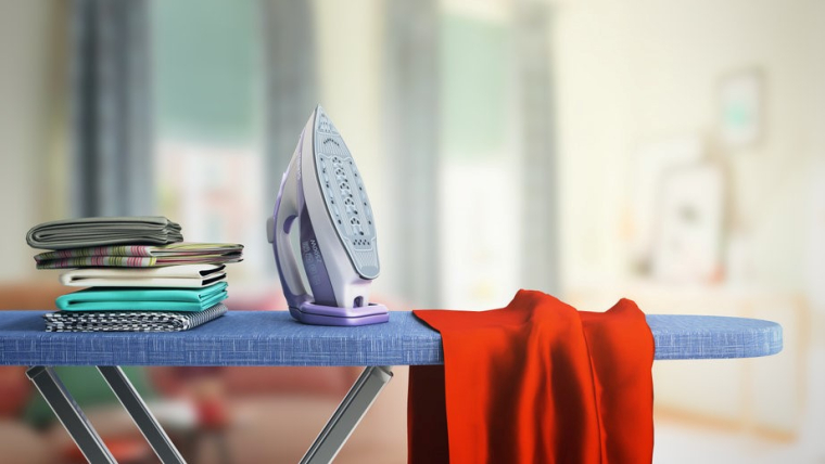 Depuis le 1er janvier 2022, les personnes qui emploient une femme de ménage ou encore un jardinier, peuvent bénéficier d'un crédit d'impôt en temps réel (Crédit photo: 123RF)