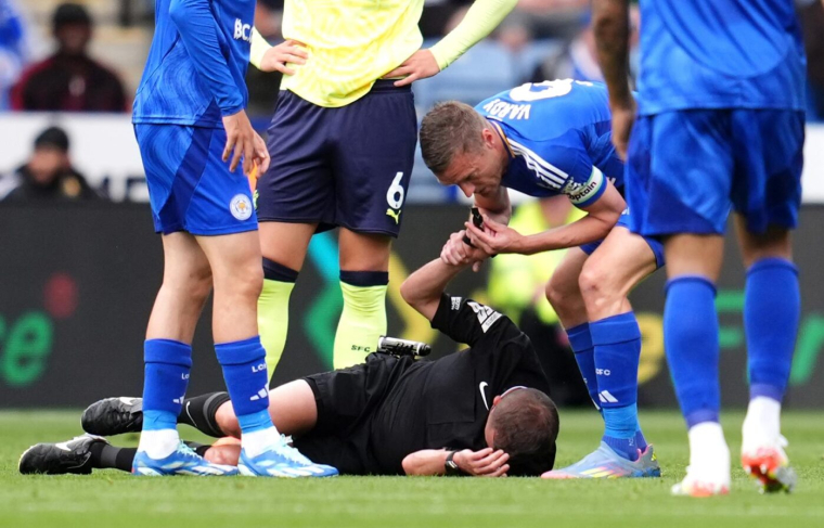 Quand Jamie Vardy pique le sifflet d'un arbitre... blessé