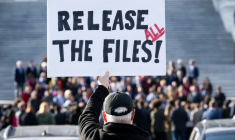 Un manifestant tient une pancarte "Publiez tous les dossiers", demandant la publication des documents liés à l'affaire Epstein, devant le Capitole de Washington, siège du Congrès américain, le 12 novembre 2025 ( AFP / SAUL LOEB )