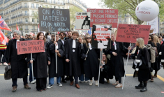 Des avocats protestent, le 13 avril 2026 à Paris, contre la réforme visant à instaurer une nouvelle procédure de "plaider-coupable" ( AFP / Ludovic MARIN )