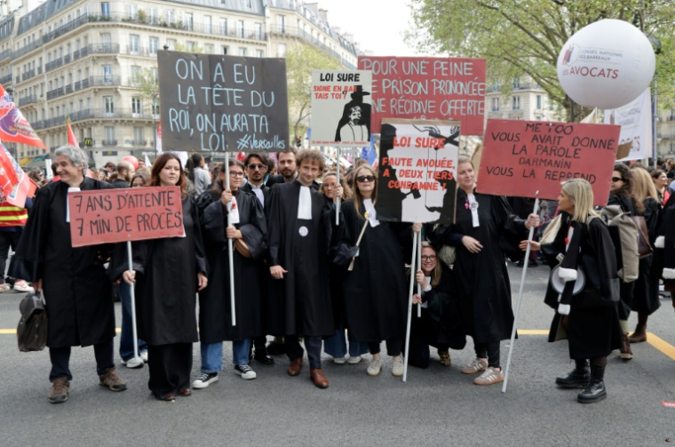 Des avocats protestent, le 13 avril 2026 à Paris, contre la réforme visant à instaurer une nouvelle procédure de "plaider-coupable" ( AFP / Ludovic MARIN )