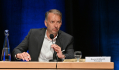 L'écologiste Bruno Bernard, prend la parole après son élection à la présidence du conseil métropolitain de Lyon, le 2 juillet 2020 à Lyon ( AFP / PHILIPPE DESMAZES )