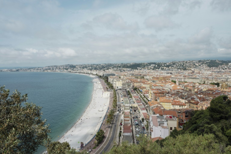 Vue sur la côte, la Promenade des Anglais et le Vieux-Nice au premier plan, le 2 juin 2025 ( AFP / Frederic DIDES )