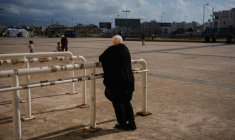 Une femme se tient à l'extérieur d'un stade de Beyrouth, au Liban, transformé en centre d'hébergement pour les populations déplacées, le 27 mars 2026 ( AFP / Dimitar DILKOFF )