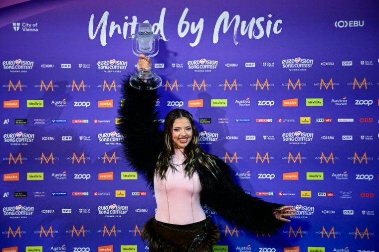 Darina Nikolaeva Yotova, alias Dara, représentant la Bulgarie, avec son trophée après avoir remporté la finale du concours de l'Eurovision à Vienne, le 16 mai 2026 ( AFP / Tobias SCHWARZ )