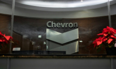 Le logo du groupe pétrolier américain Chevron dans un bureau administratif à Caracas, le 29 novembre 2022 au Venezuela ( AFP / Yuri CORTEZ )
