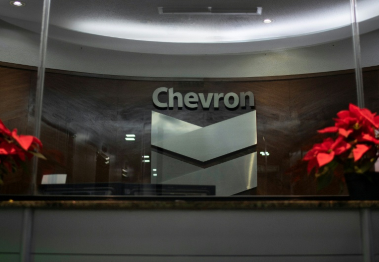 Le logo du groupe pétrolier américain Chevron dans un bureau administratif à Caracas, le 29 novembre 2022 au Venezuela ( AFP / Yuri CORTEZ )
