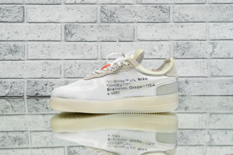 Une paire de Nike Air Force 1 &laquo; 07 Off White ComplexCon &raquo;, a &eacute;t&eacute; revendue autour de 4.000 dollars. Cr&eacute;dit photo : Shutterstock
