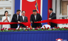 Kim Ju Ae (G), pressentie pour succéder à son père Kim Jong Un à la tête de la Corée du Nord, qui coupe un ruban d'inauguration à une cérémonie à Wonsan Kalma, le 26 juin 2025 ( KCNA VIA KNS / STR )