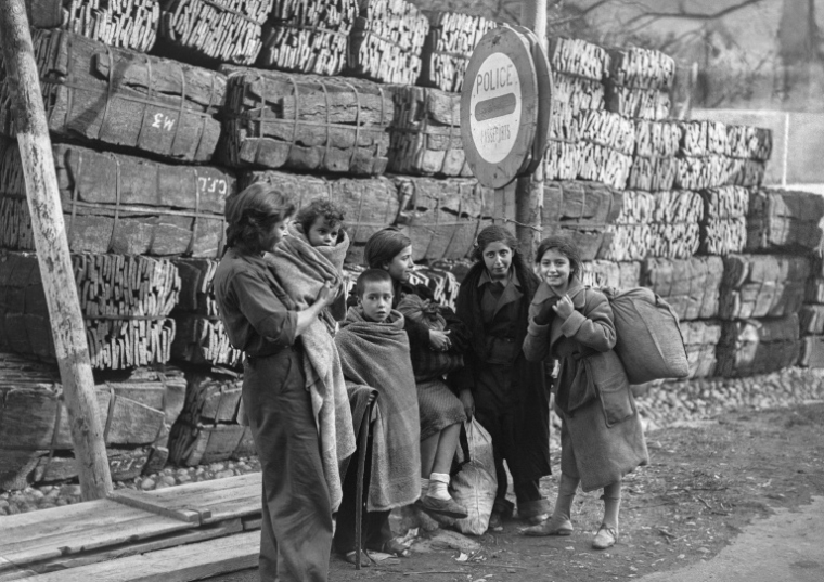 Des civils espagnols attendent à la frontière avec la France en en en 1939 ( AFP / - )