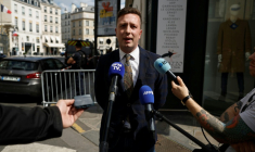 Jean-Eudes Gannat, porte-parole du "Comité du 9 mai" s'adresse à la presse, le 8 mai 2026 à Paris ( AFP / SIMON WOHLFAHRT )