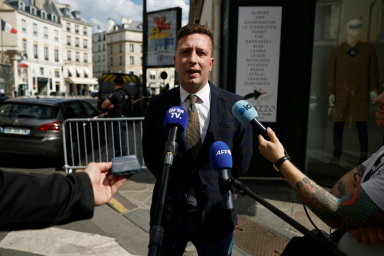 Jean-Eudes Gannat, porte-parole du "Comité du 9 mai" s'adresse à la presse, le 8 mai 2026 à Paris ( AFP / SIMON WOHLFAHRT )