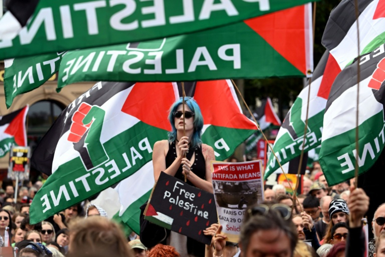 Des militants pro-palestiniens manifestent à Melbourne contre la visite du président israélien Isaac Herzog en Australie, le 9 février 2026 ( AFP / William WEST )