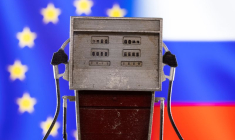 Illustration montrant un modèle de pompe à essence, les couleurs de l'UE et du drapeau russe.