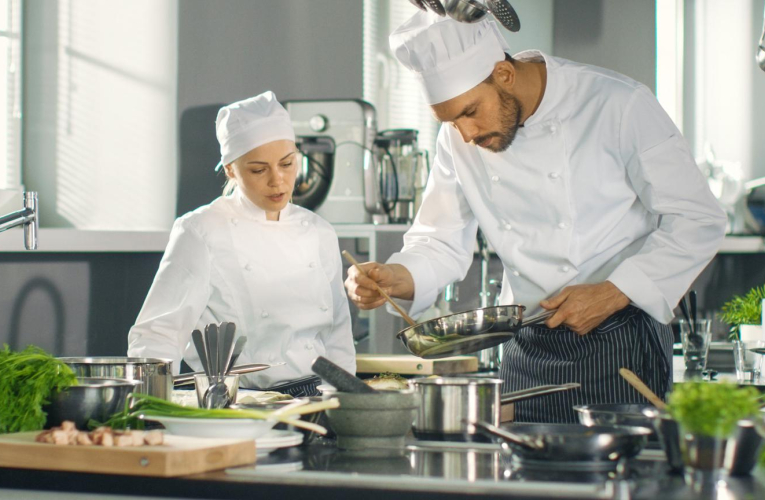 Les restaurants d’application permettent de déguster un repas de niveau gastronomique à petit prix. ( crédit photo : Shutterstock )