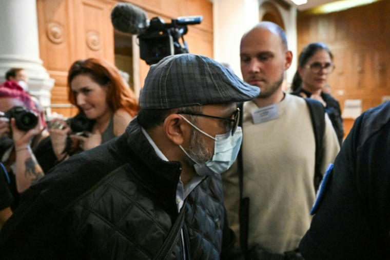 L'accusé Husamettin Dogan arrive au palais de justice de Nîmes pour le procès en appel des viols de Mazan, le 8 octobre 2025 dans le Gard ( AFP / Christophe Simon )
