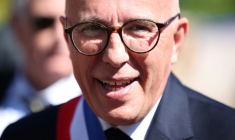 Le nouveau maire de Nice, Eric Ciotti (UDR), participe à une cérémonie à l'issue de la première séance du conseil municipal à Nice, le 27 mars 2026 ( AFP / Valery HACHE )