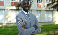 Bassi Konaté, candidat (sans étiquette) à la mairie de Sarcelles, le 20 mars 2026 à Sarcelles, dans le Val-d'Oise ( AFP / Bertrand GUAY )