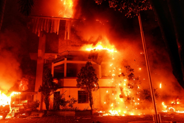 Les locaux en feu du conseil provincial et local de Makassar, principale ville indonésienne des Célèbes du sud théâtre de manifestations qui ont dégénéré après la mort d'un taxi-moto écrasé par un véhicule de police, le 29 août 2025 ( AFP / DAENG MANSUR )