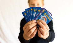 Comment évaluer rapidement et d’un coup d’œil la valeur des cartes pokémon de votre enfant? ( crédit photo : Shutterstock )