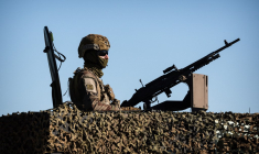 Un exercice de la 19e brigade d'artillerie, sur l'Ile du Levant, en novembre 2025 ( AFP / CLEMENT MAHOUDEAU )