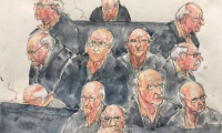 Croquis d'audience du 22 mai 2025 montrant l'ex-chirurgien pédocriminel Joël Le Scouarnec réagissant lors de l'audience de son procès pour viols et agressions sexuelles, au palais de justice de Vannes, dans le Morbihan ( AFP / Benoit PEYRUCQ )