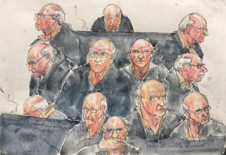 Croquis d'audience du 22 mai 2025 montrant l'ex-chirurgien pédocriminel Joël Le Scouarnec réagissant lors de l'audience de son procès pour viols et agressions sexuelles, au palais de justice de Vannes, dans le Morbihan ( AFP / Benoit PEYRUCQ )