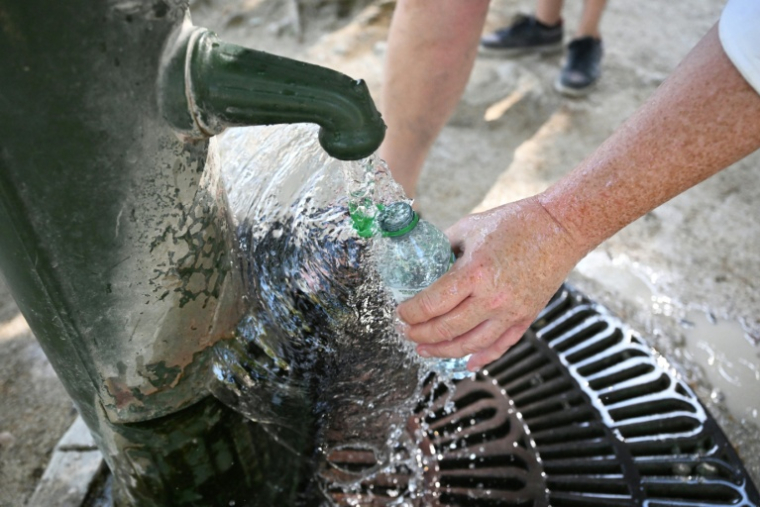 Dans tous les cas, pour rester hydrater, rien ne vaut un verre d'eau, insistent les professionnels. ( AFP / Martin LELIEVRE )