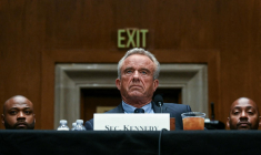 Robert F. Kennedy Jr, ministre américain à la Santé et aux Services sociaux, témoigne devant une commission sénatoriale de la santé, de l'éducation, du travail et des retraites sur la proposition de budget du président pour l'exercice 2026 pour le ministère de la Santé et des Services sociaux, au Capitole à Washington, le 14 mai 2025.  ( AFP / JIM WATSON )