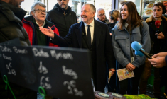 Le candidat à la mairie de Lyon Jean-Michel Aulas (C) et l'ancien ministre centriste Jean-Louis Borloo (2eG) à la Duchère à Lyon le 4 février 2026 ( AFP / OLIVIER CHASSIGNOLE )